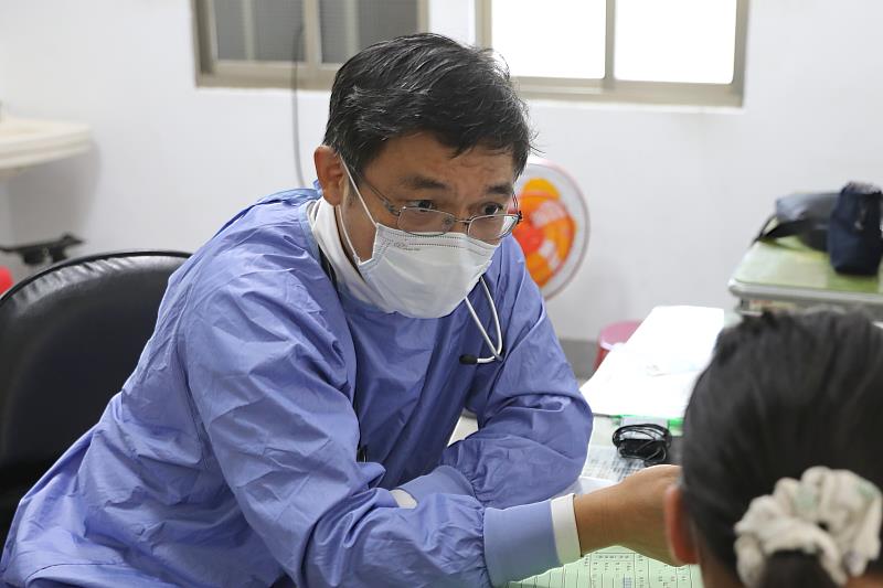 兒童腸胃科主任張雲傑表示，除了咽喉、食道與胃部，吸入肺部的強酸、強鹼也可能引發吸入性肺炎，甚至後續須插管以穩定呼吸，萬萬不可輕忽。