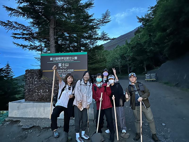 北商大同學參與「日本最高峰富士山登頂計畫」。