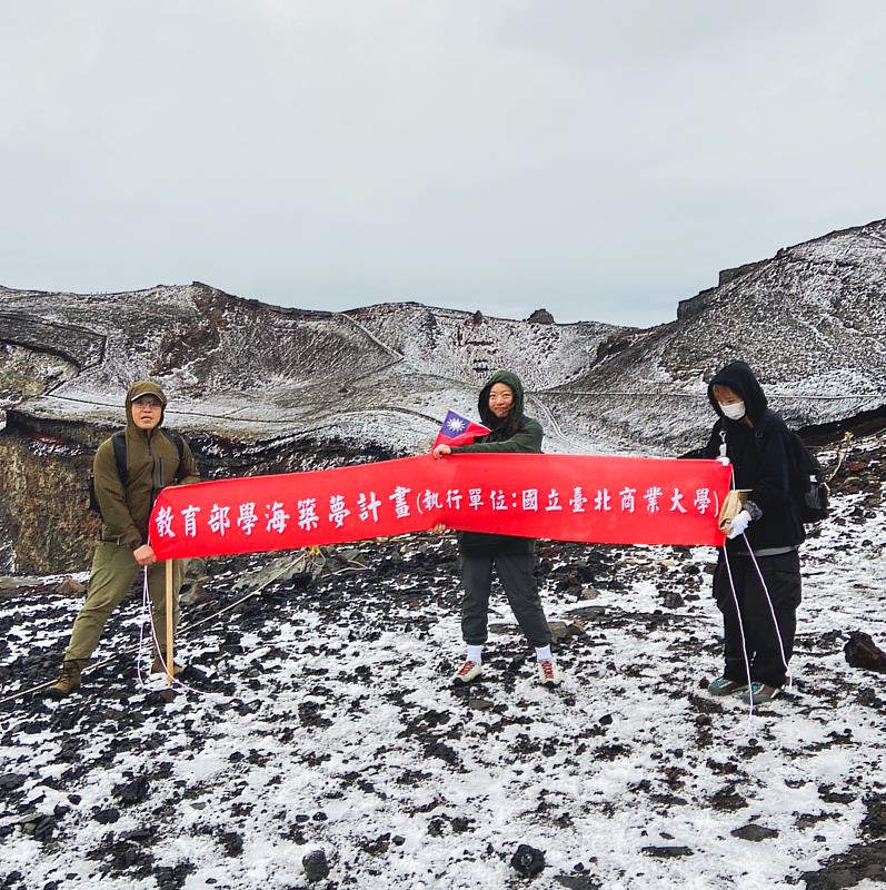 北商大學生挑戰富士山登頂計畫，經過15個小時終於圓滿完成。