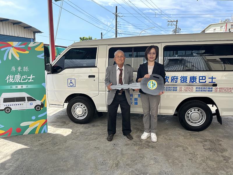 許天開先生(左)親自將復康巴士大鑰匙交到劉美淑處長(右)手中