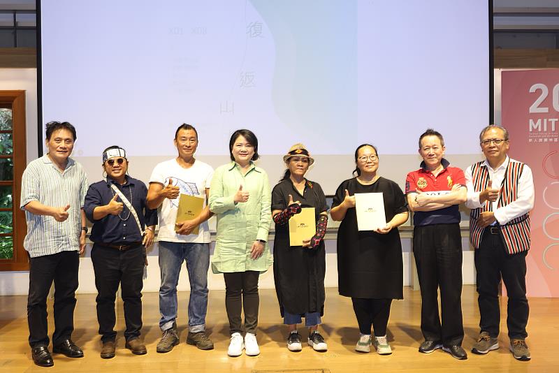 （左起）原住民族委員會原住民族文化發展中心主任曾智勇、原住民族藝術特區評審委員代表伊誕・巴瓦瓦隆Etan_Pavavalung、伊命・瑪法琉Imin_Mafaliw、尊彩藝術中心總經理陳菁螢、米類・瑪法琉Milay_Mavaliw、尤瑪・達陸Yuma_Taru、中華民國畫廊協會理事長張逸羣共同合影。