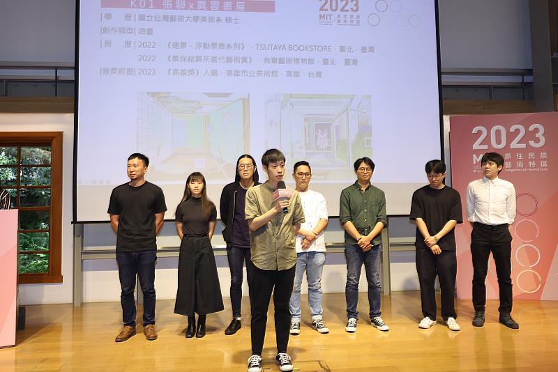 「MIT新人推薦特區」入選藝術家各自分享創作風格和即將參展的心情。（左起）胡竣傑、王俞晴、林奕軒、張驊、陳楷仁、楊奕軒、謝榕蔚、陳佑朋