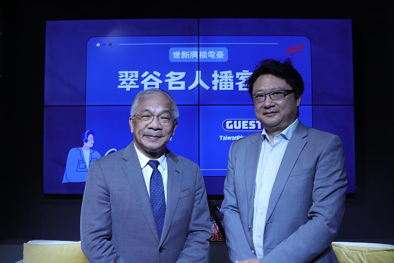 圖一：世新大學校長陳清河（左）邀請TaiwanPlus執行長余佳璋（右）至影音播客直播間進行訪談，二人合影留念。（世新大學提供）