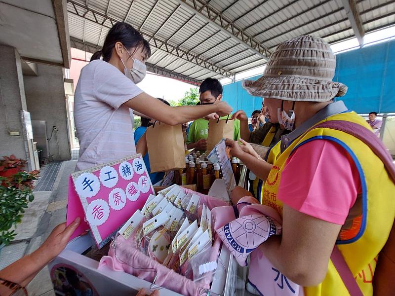 台北和平扶輪社暖心行善  捐贈聖心愛心物資