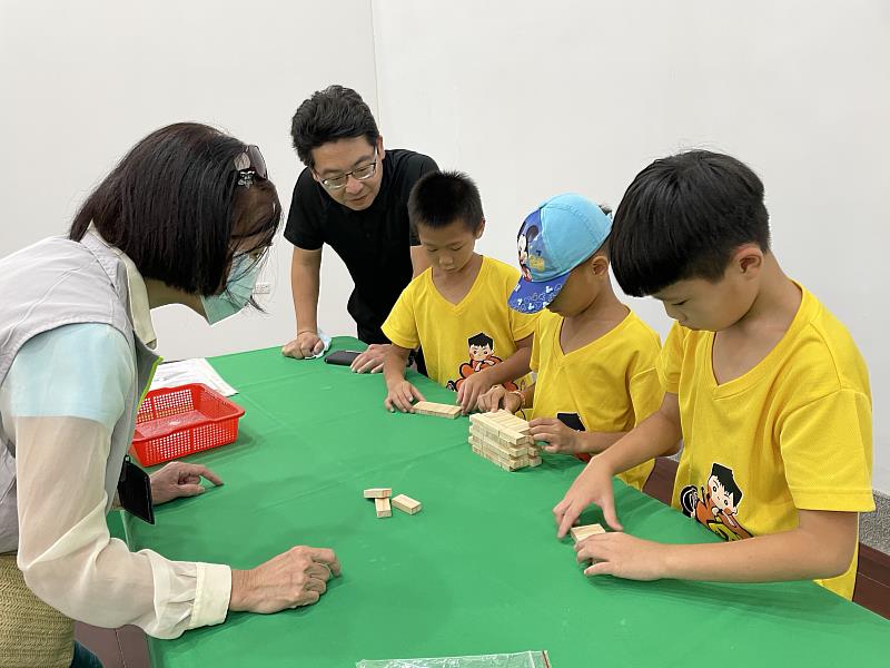 國立新竹生活美學館葉于正館長(左2)陪同小朋友一起完成砌磚關卡