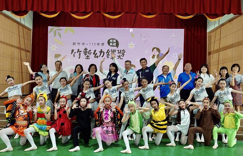 竹市25位教師榮獲竹塹幼鐸獎，教育處長陳木金到場祝賀及頒獎。