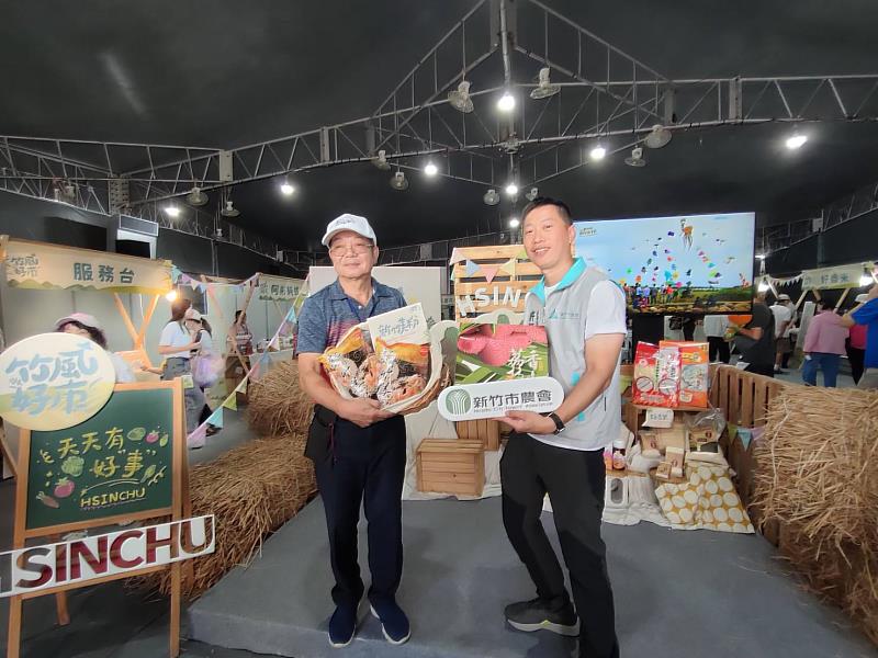 產業發展處長許智堡（右）與新竹市農會總幹事鍾祥銘（左）推廣新竹市農特產品。