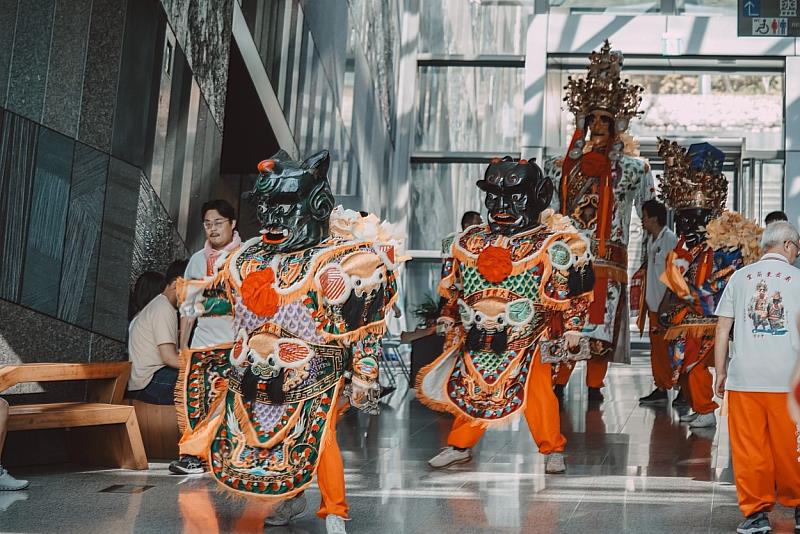 民眾在蘭陽博物館看見威風凜凜的神將(大神尪)祈福