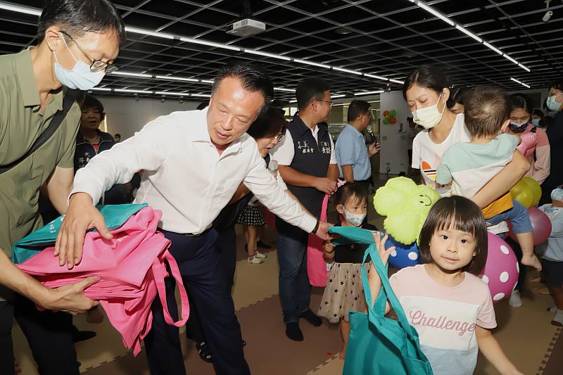 推廣早期閱讀 0-5歲嬰幼兒辦證送見面禮袋