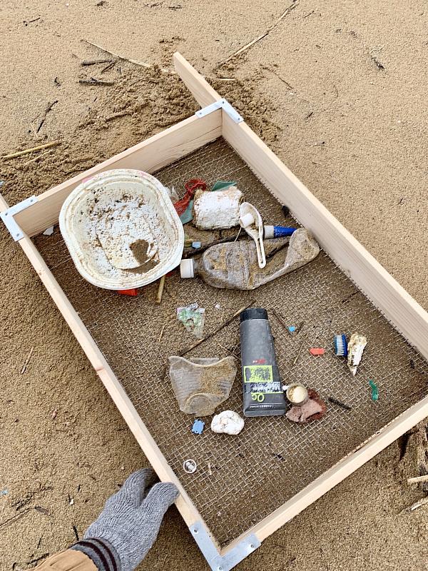 沙子裡藏有塑膠、菸蒂和玻璃碎片，在海灘隨處可見。（靈鷲山佛教教團）
