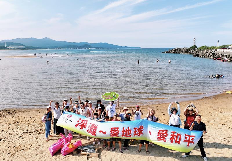 國際淨灘日，淨灘夥伴以行動力友善地球，珍愛海洋，守護福隆的美麗海岸。（靈鷲山佛教教團）