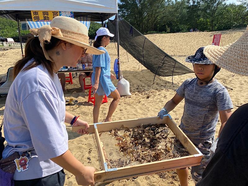 親子淨灘圾愛地球，彼此都上了很棒的親子生態教育課。（靈鷲山佛教教團）