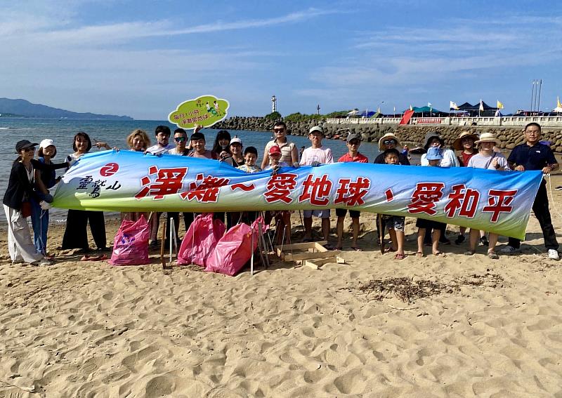 國際淨灘日，淨灘夥伴以行動力友善地球，珍愛海洋，守護福隆的美麗海岸。（靈鷲山佛教教團）