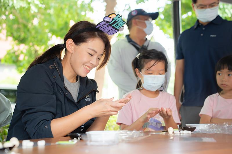 高市長與孩子們一同體驗黏土DIY。