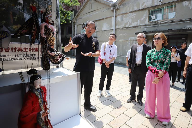 高雄市「錦飛鳳傀儡戲劇團」參與「全國文化資產行動博覽會」，文化部次長王時思（左1）現場聆聽介紹。