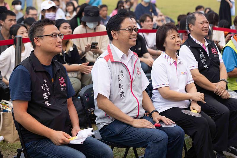 圖3 客委會廖育珮主秘和桃園市長張善政等貴賓一同欣賞客家音樂表演(桃園市政府提供)