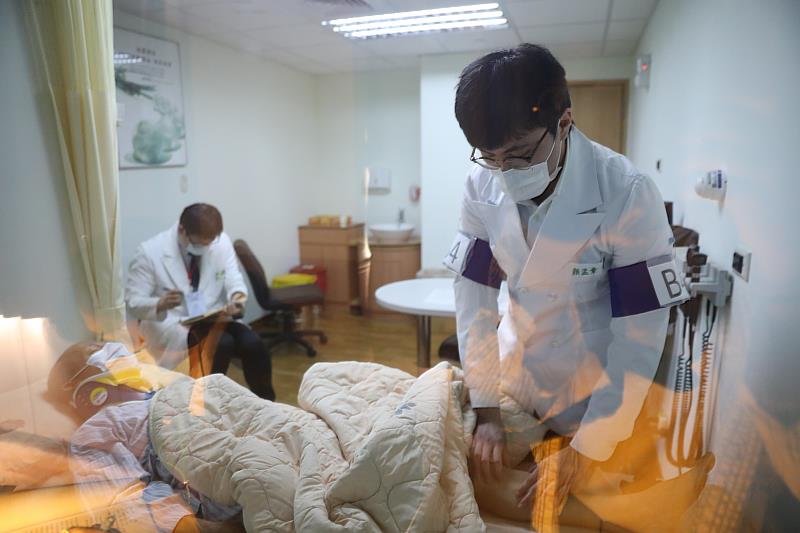 中醫住院醫師面對標準化病人，測試在臨床的訓練成果。