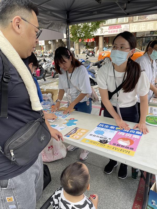 花蓮慈院感染管理控制室主任黃妙慧醫師(白衣戴口罩者)現場帶領民眾進行衛教闖關活動。