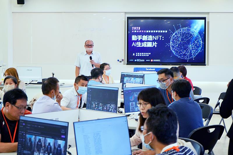 人工智慧生成式圖片實作讓參與的公務人員藉由上機實作，親身感受AI生成技術如何實現人機協作，創造更智慧的工作模式。( 圖/中信金融管理學院提供)