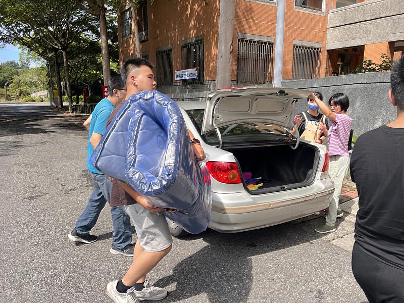 各系學會為學弟妹貼心的搬運行李