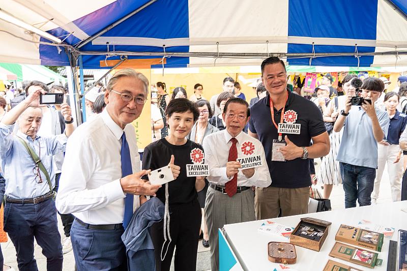 日臺雙方貴賓蒞臨台灣精品攤位（左起為日華議員懇談會會長古屋圭司眾議員、文化總會鄭麗君副會長、台灣駐日代表處謝長廷大使、東京台貿中心鄧之誠主任）。(貿協提供)