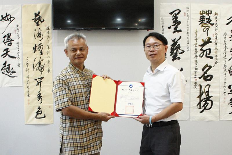 李明安副校長代表海大致贈藝術家陳玄茂感謝狀