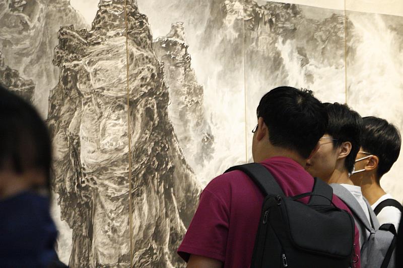 同學們專注觀察浪花與礁岩溝壑