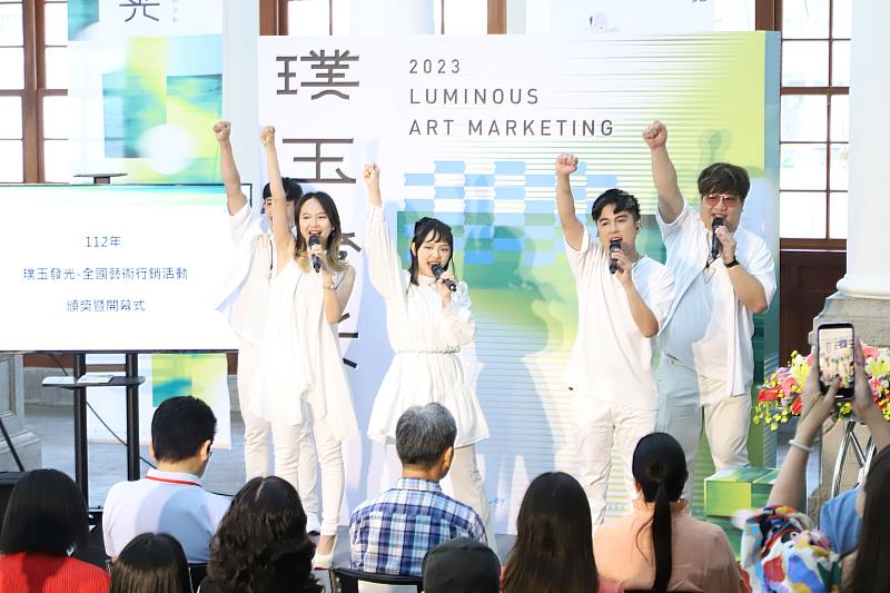 頒獎典禮開場表演由人聲樂團「海鷗K」帶來美聲演出