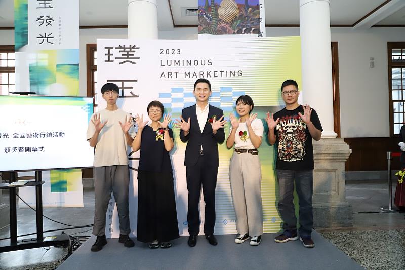 今年入選獎得主與出席貴賓竹北市長鄭朝方(左3)合影