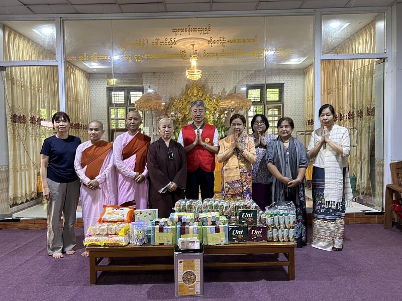 靈鷲山慈善基金會到仰光瑞雅達納爾八戒女寺院捐贈物資。（圖由靈鷲山佛教教團提供）