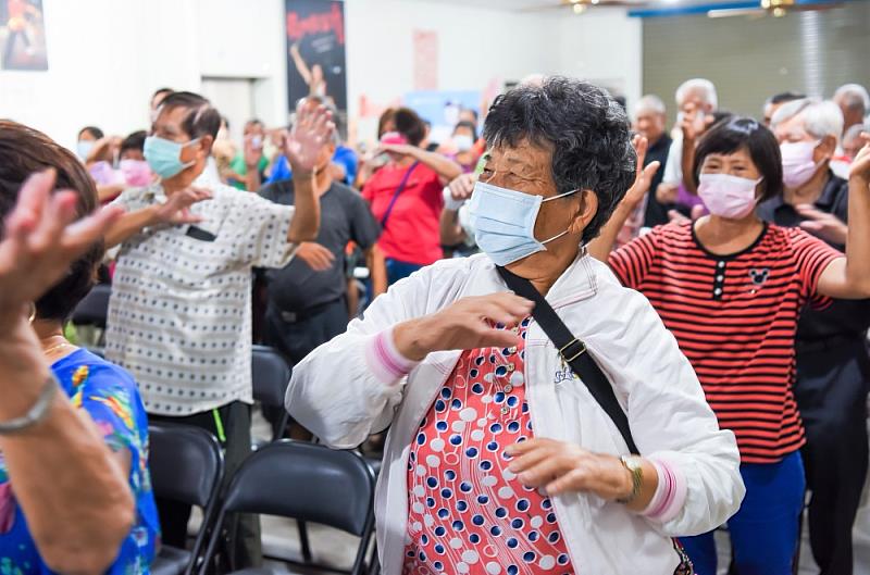 「防詐練武功」講座除宣導防詐騙，也帶領現場長輩進行健康操，用行動守護長輩的身體健康與經濟安全。