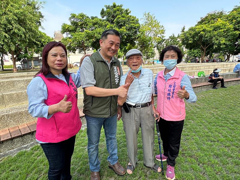 (左起)議員曾培雅、立委王定宇、文聖里里長鄭林勝時(右1)與長者合影