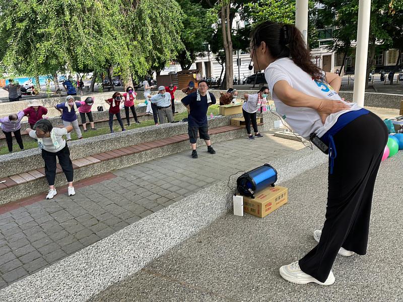 樂活學程學生帶領長輩活動肢體