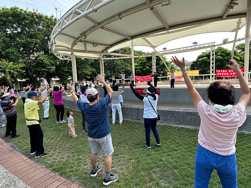 長者一同在文聖公園活動身心