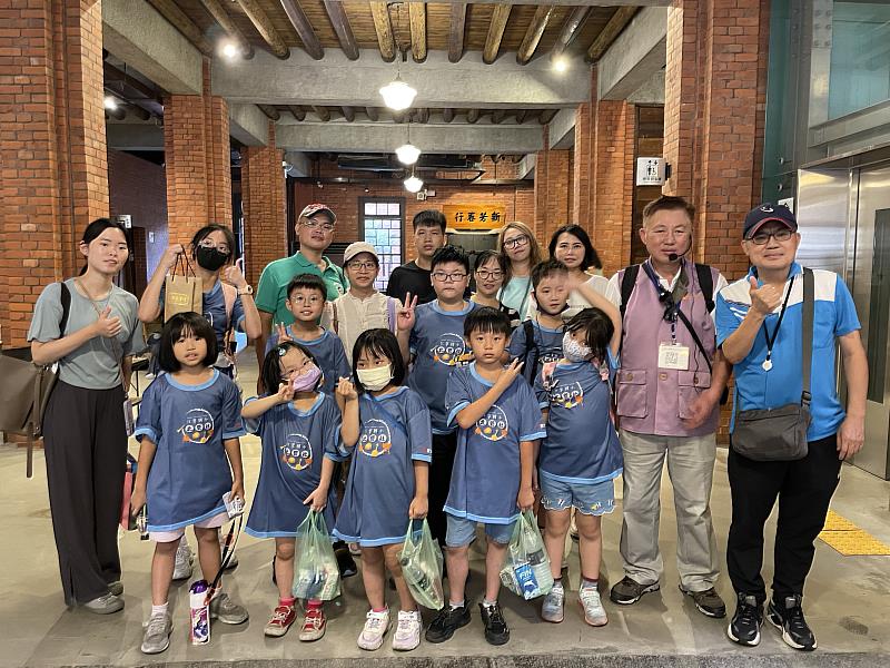 臺北文獻館志工導覽臺北市市定古蹟「原臺北北警察署」及「新芳春茶行」，新北市參與「校園瘋文資」的學童滿載而歸。