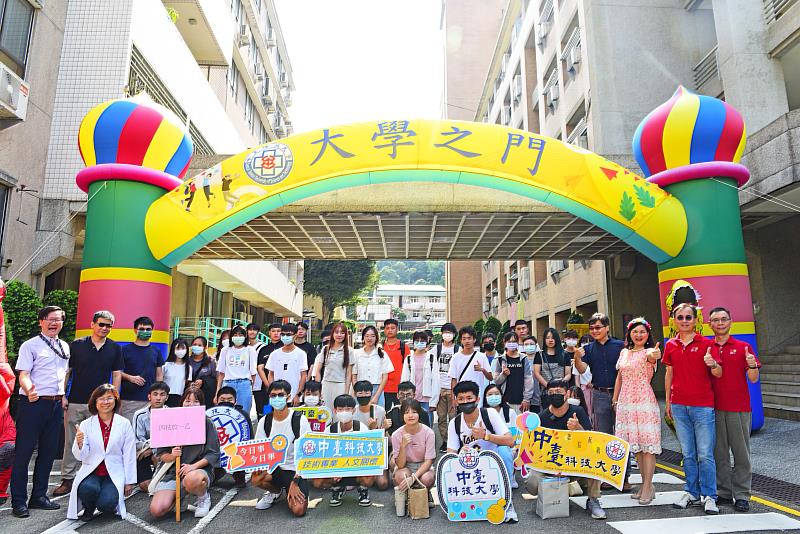 新生穿越中臺科大大學之門