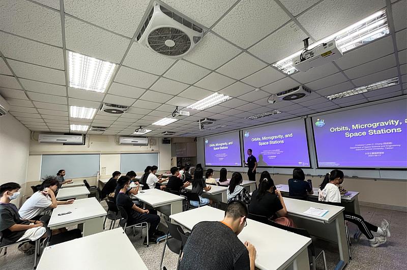 國立中央大學太空科學與工程學系張起維主任為學生講解、授課。照片太空系提供