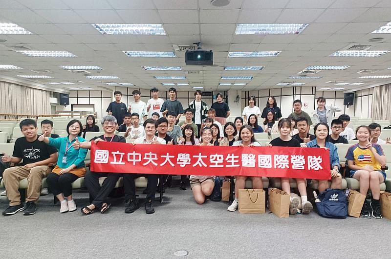 中央大學太空國際生物醫學營隊，帶領我國高中生認識醫藥研發用的蛋白質結晶結合微重力實驗概念與方法。照片生醫系提供