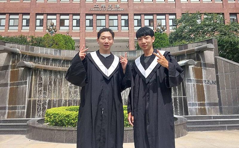 康和盃第五名的宋昌諺(右)，今年六月剛從大葉大學醫工系畢業