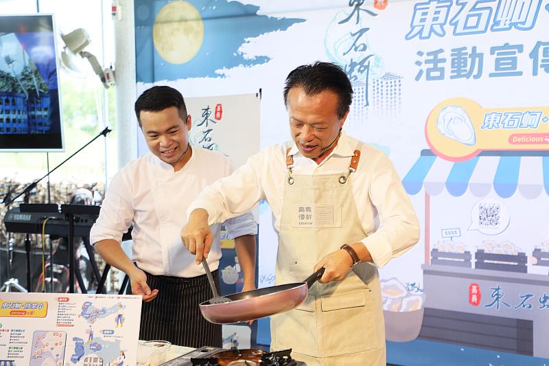 吃美食還能抽大獎！翁縣長邀民眾踩點東石蚵美食地圖
