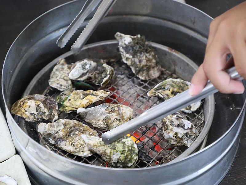 吃美食還能抽大獎！翁縣長邀民眾踩點東石蚵美食地圖
