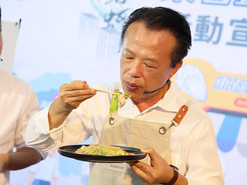 吃美食還能抽大獎！翁縣長邀民眾踩點東石蚵美食地圖