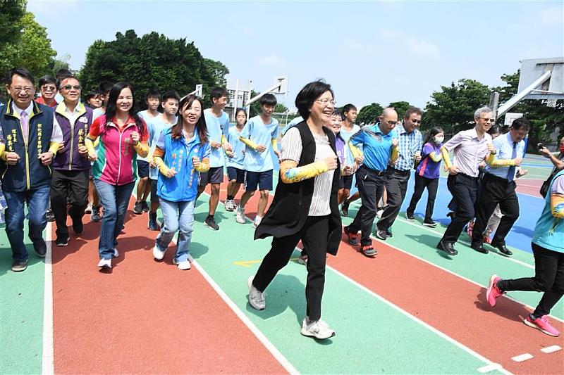 1元慢跑在校園 地球百動一起來起跑