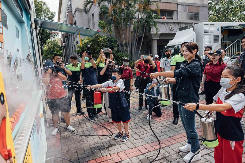 高市長與學童們一起互動闖關，落實防災教育向下扎根。