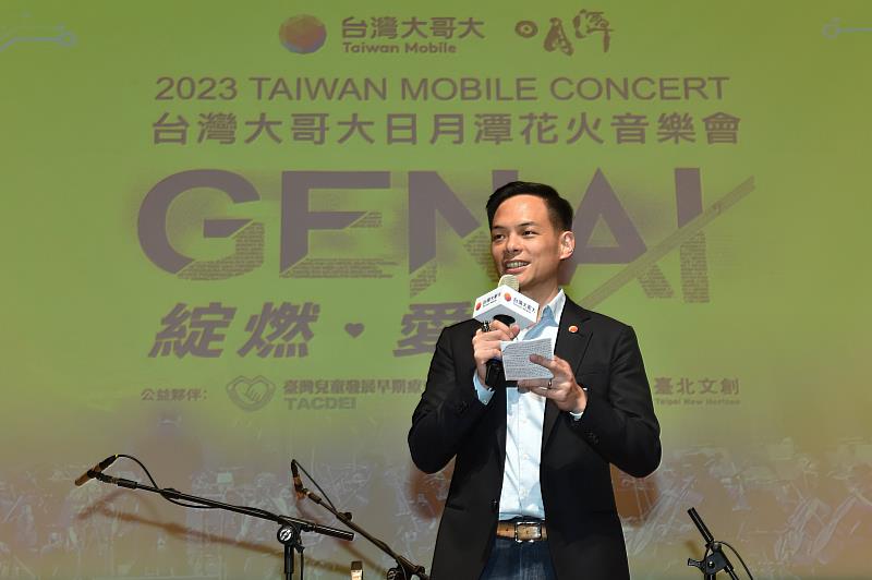 台灣大哥大總經理林之晨親臨記者會現場，預告音樂會上將會有自己的AI分身，以及另一位名人的AI運用登場。