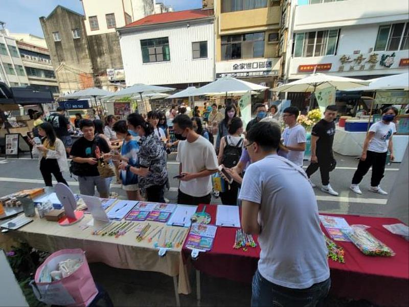 市集現場還有購物節宣導攤位登錄發票送好禮。