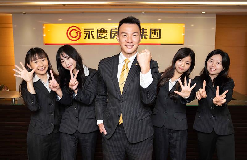 永慶房屋「5X12」手勢代表保障業務新人「前12個月每月5萬」的收入，吸引多位電競實況主接力分享。