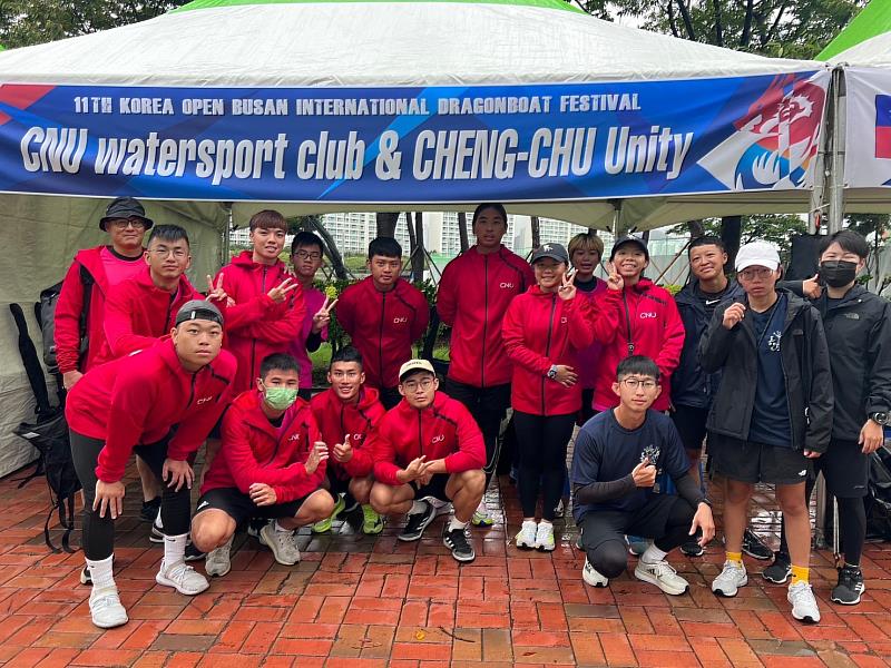 首次以校名義參加釜山國際龍舟賽的嘉藥水上活動社，隊員們各個自信滿滿