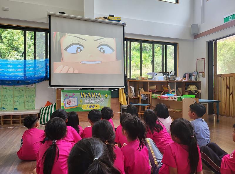 「WAWA迷你學堂上課囉！」來到新竹縣司馬庫斯部落教保中心，說明了動畫不分年齡層，依然看得目不轉睛