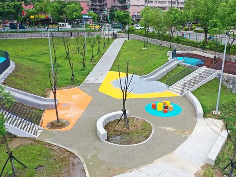 中和區壽德公園內設之滯洪池兼具遊戲功能可供孩童遊玩